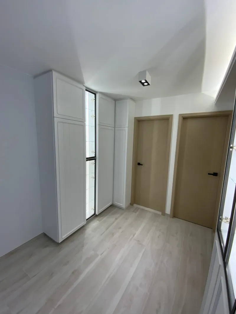 屯門兆康苑 走廊 — 霧藍色調延伸空間感