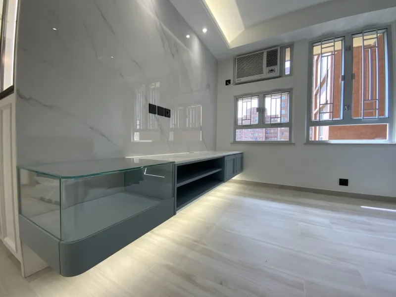 屯門兆康苑 電視牆 — 雲石特色牆配搭白色矮櫃