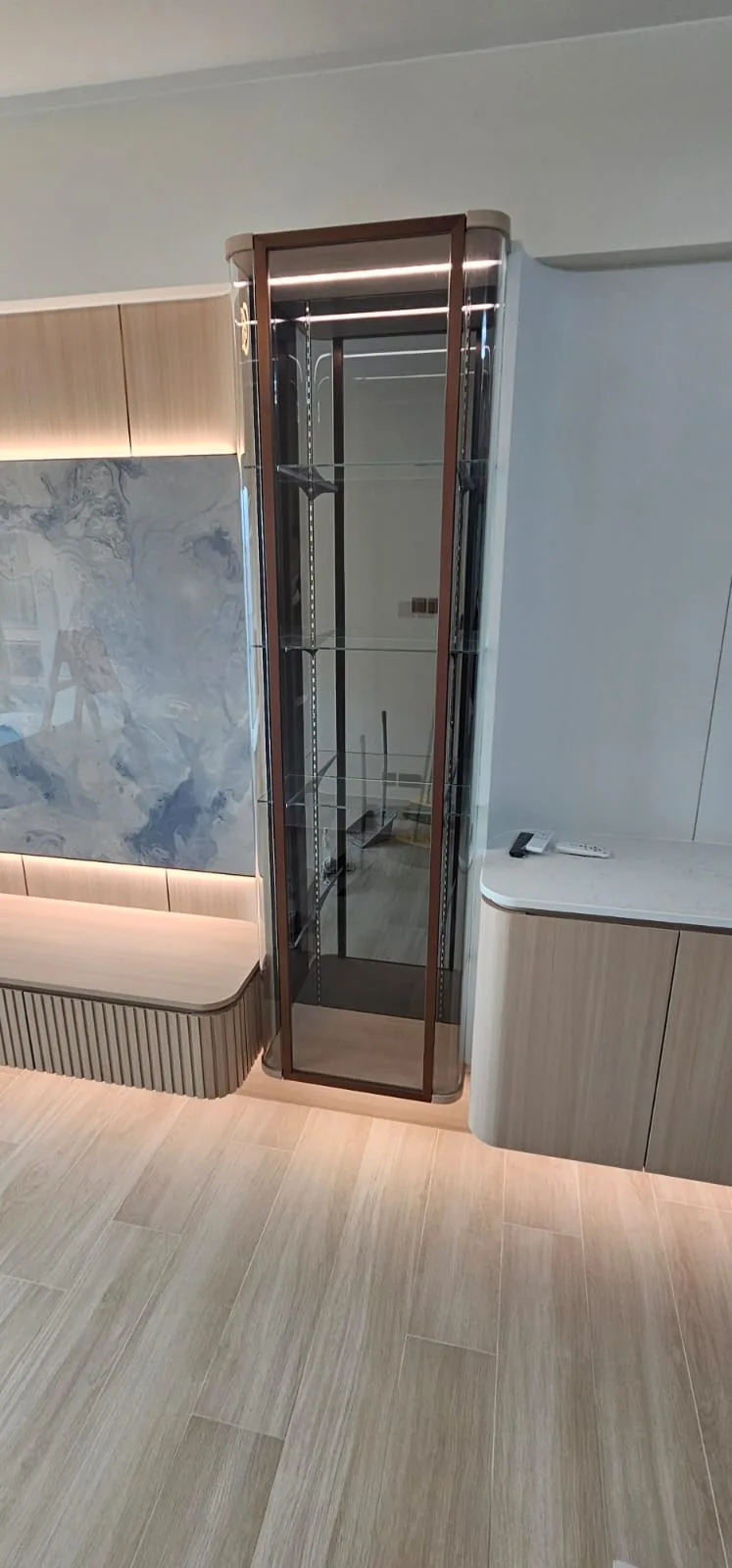 盈翠半島玻璃展示櫃藍色雲石特色牆